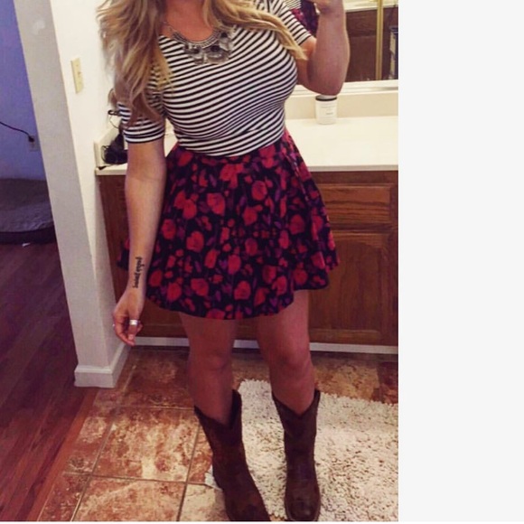 Forever21 floral Skirt 🌹🌹🌹 - Picture 2 of 5